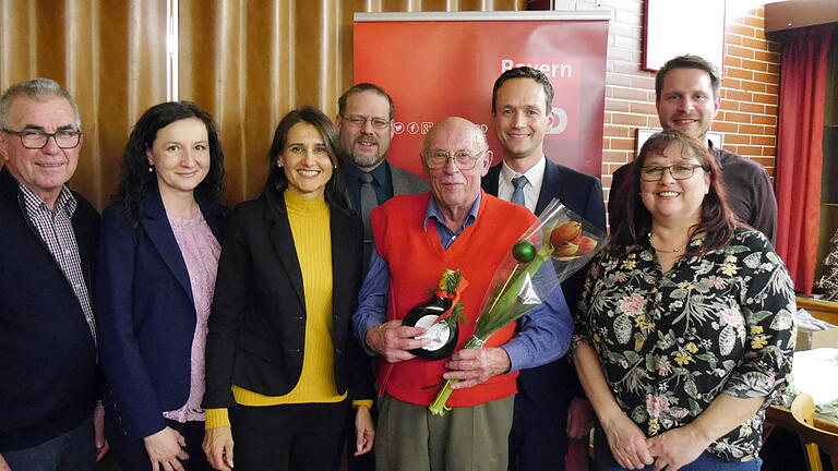 Besondere SPD-Ehrung: (von links) Rudolf Müller, Vize-Dachverbandsvorsitzende Marie Arnold, Ute Hofmann, Versammlungsleiter Jochen Kraft, SPD-Jubilar Andreas Engert, Landrat Florian Töpper, Dachverbandsvorsitzender Holger Schmitt und Angelika Markert.