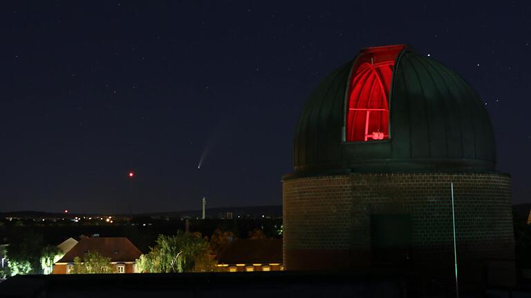 Blick auf die Sternwarte der Walther Rathenau Schule. Im Hintergrund (Bildmitte) der Komet Neowise.