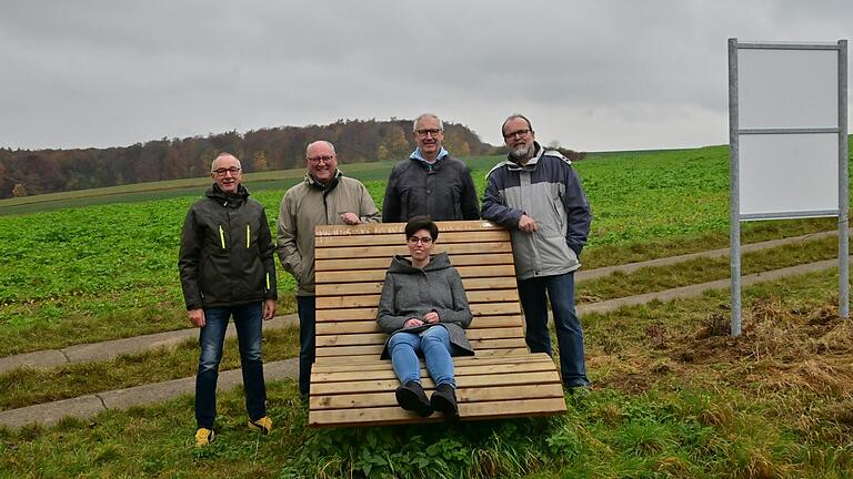 Vom Ort des Glücks am Schneeberg hat man einen hervorragenden Blick auf Großrinderfeld, finden die Wanderwarte Bernd Leuchtweis (von links), Walter Lutz, Friedbert Lang, Uli Hoch und Tatjana Walter vom Tourismusverband Liebliches Taubertal.