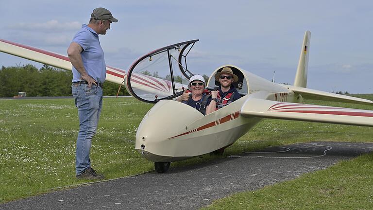 Im Flugzeug Renate Kiesel mit Fluglehrer Andreas Heil auf dem hinteren Sitz, links Fluglehrer Frank Luft .       -  Im Flugzeug Renate Kiesel mit Fluglehrer Andreas Heil auf dem hinteren Sitz, links Fluglehrer Frank Luft .