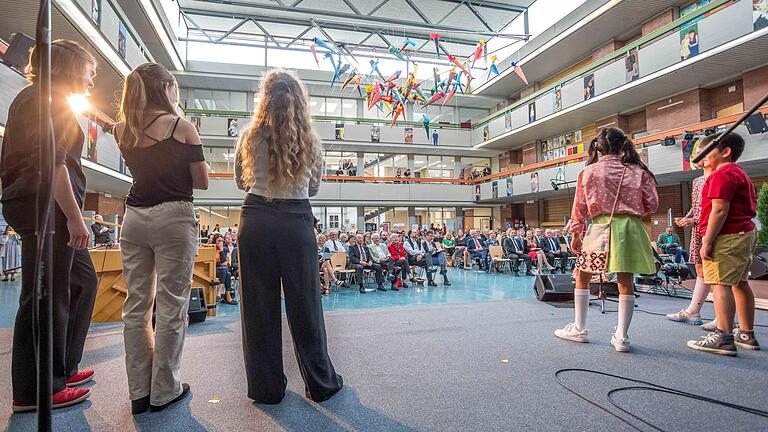 Zahlreiche Menschen besuchten  am Samstag den Festakt zum 50-jährigen Bestehen des Friedrich-Koenig-Gymnasiums in der Zellerau.