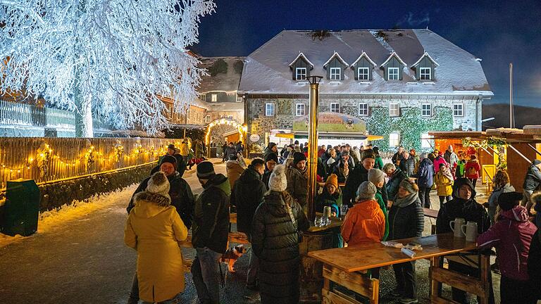 Vorweihnachtsstimmung im Schnee herrschte beim Adventsmarkt im Kloster Kreuzberg. Vorweihnachtsstimmung im Schnee herrschte beim Adventsmarkt im Kloster Kreuzberg.