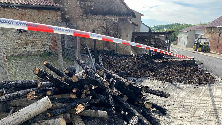 Die Polizei hat den Brandort abgesperrt.