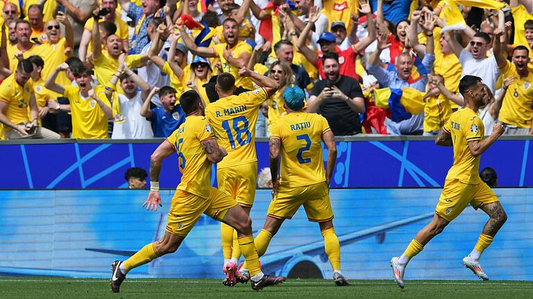 Begeisterung auf dem Feld und auf den Rängen über den rumänischen 3:0-Sieg gegen die Ukraine.