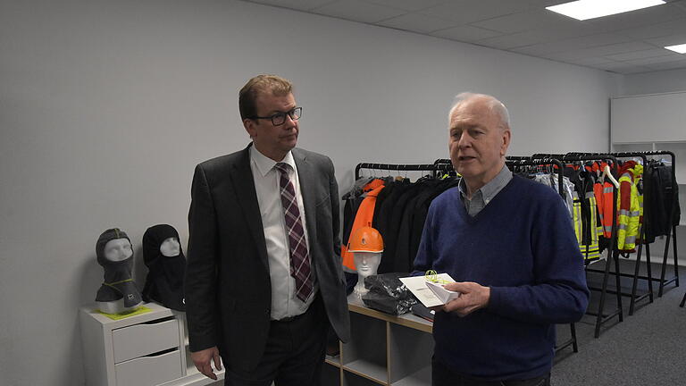Bürgermeister Klaus Schmidt (links) besuchte die Kleiderkammer von Metzler Feuerschutz. Mit im Bild Firmeninhaber Peter Schurz. Bürgermeister Klaus Schmidt (links) besuchte die Kleiderkammer von Metzler Feuerschutz. Mit im Bild Firmeninhaber Peter Schurz. 