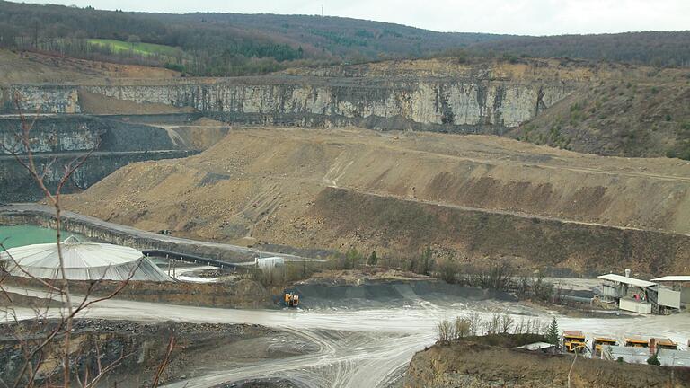 Der Steinbruch der Firma Schwenk in Laudenbach.