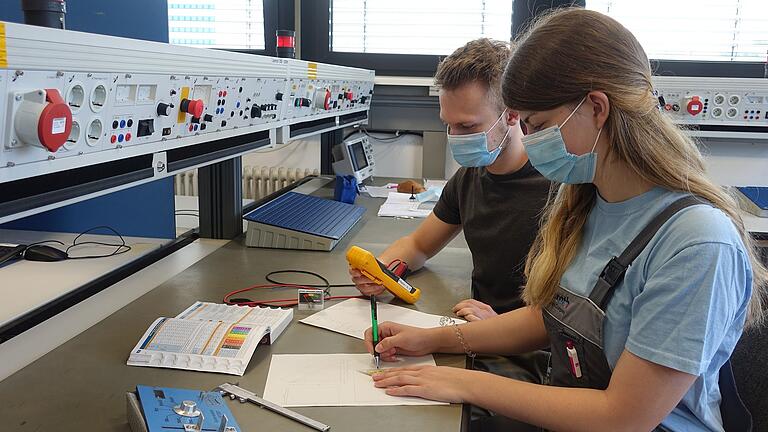 Martin Oltmanns (links) und Annika Schillinger absolvieren bei Bosch Rexroth in Lohr eine Mechatroniker-Ausbildung. Ein Ausbildungsplatz gilt als fundierter Einstieg ins Berufsleben.