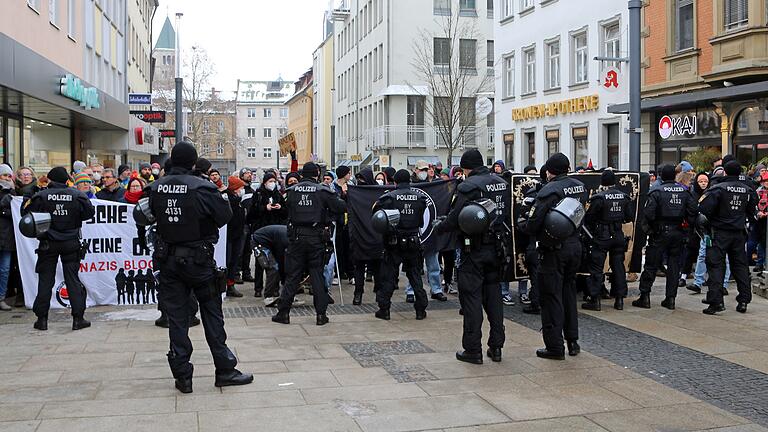 Rund 100 Bürger stellten sich der Kundgebung der rechtsextremen Kleinstpartei 'Der III. Weg' am 21. Januar in der Schweinfurter Spitalstraße entgegen.