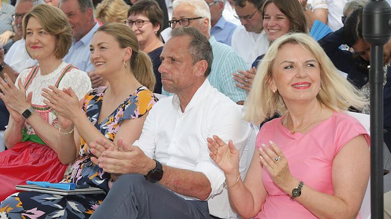 Prominenz in der ersten Reihe: Bundestagsabgeordnete Anja Weisgerber, Staatsministerin Judith Gerlach, Staatsminister Thorsten Glauber und Landrätin Tamara Bischof. Prominenz in der ersten Reihe: Bundestagsabgeordnete Anja Weisgerber, Staatsministerin Judith Gerlach, Staatsminister Thorsten Glauber und Landrätin Tamara Bischof.