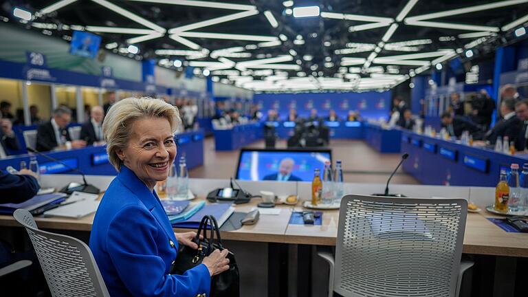 Ursula von der Leyen, Präsidentin der Europäischen Kommission       -  Nun kann von der Leyen lachen - ihr Vorschlag wurde angenommen. (Archivbild)