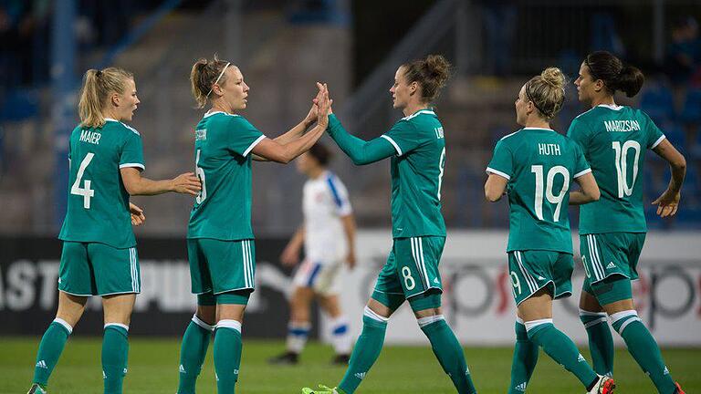 Abklatschen       -  Die deutschen Spielerinnen feiern den Treffer zum 1:0 gegen Tschechien.