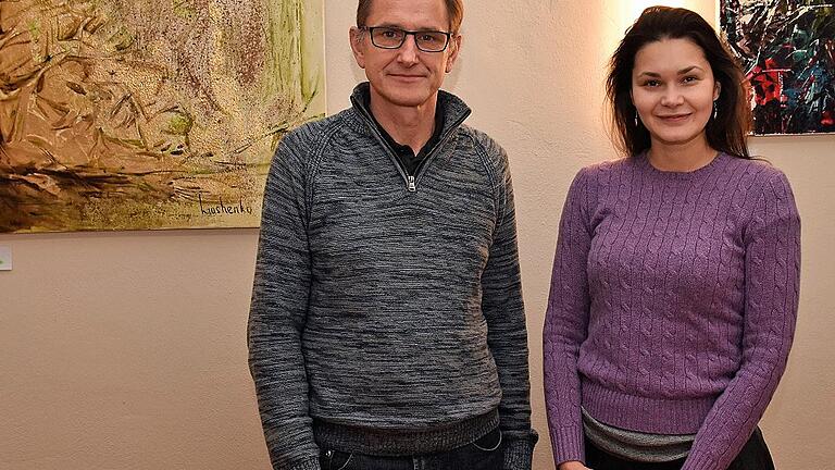 Olga Liashenko aus Haßfurt stellt derzeit im Weinhaus Schaffner in Haßfurt einige ihrer Gemälde aus. Mit im Bild Renee Büchner vom Weinhaus Schaffner.