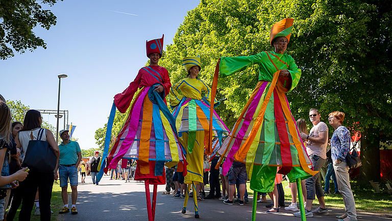 Sennfeld, Varietéfestival, Familientag, Erlebnisvarieté, Mitmachaktionen, Künstler, Stelzenläufer, Farbe, bunt, Besucher