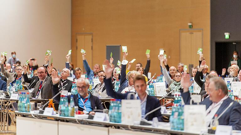 Eine Abstimmung mit Handzeichen auf der Zweiten Vollversammmlung des Synodalen Wegs vom 30. September bis 2. Oktober 2021 in Frankfurt.