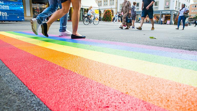 Bereits seit Juli 2021 sind an zwei Stellen in der Würzburger Innenstadt Regenbogen-Markierungen aufgebracht worden - hier am Kürschnerhof.