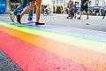 Bereits seit Juli 2021 sind an zwei Stellen in der Würzburger Innenstadt Regenbogen-Markierungen aufgebracht worden - hier am Kürschnerhof.