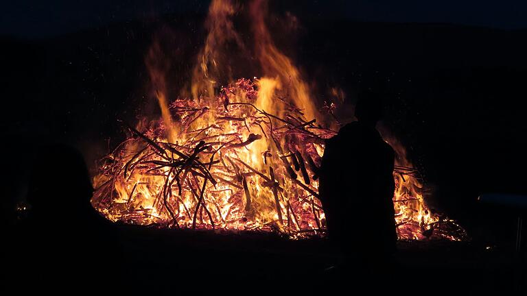 Nach kurzer Zeit brannte das dürre Holz des Fackelfeuerhaufens lichterloh. Schnell waren die Nadeln der Christbäume verbrannt und die Stämme und Äste ragten wie Gerippe aus der Glut.