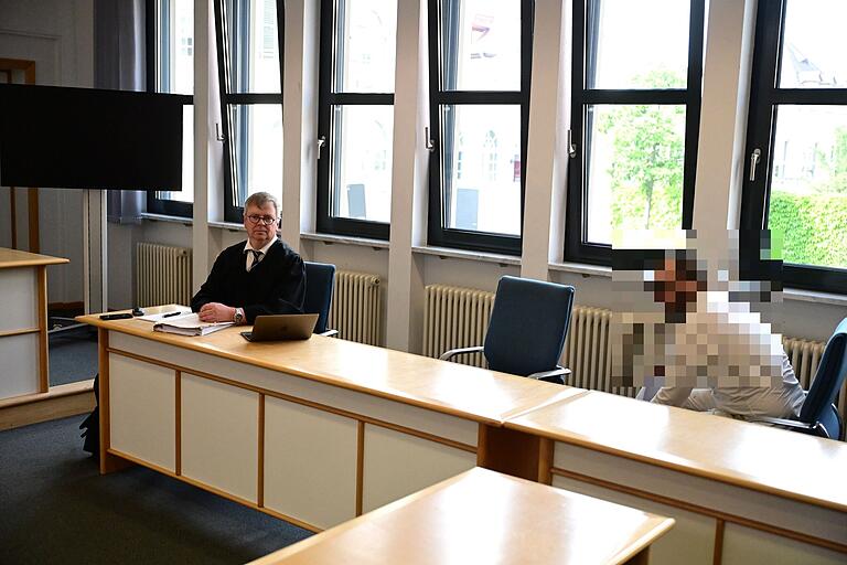 Der Angeklagte wollte auch mit seinem Pflichtverteidiger nicht sprechen und blieb demonstrativ auf Abstand.