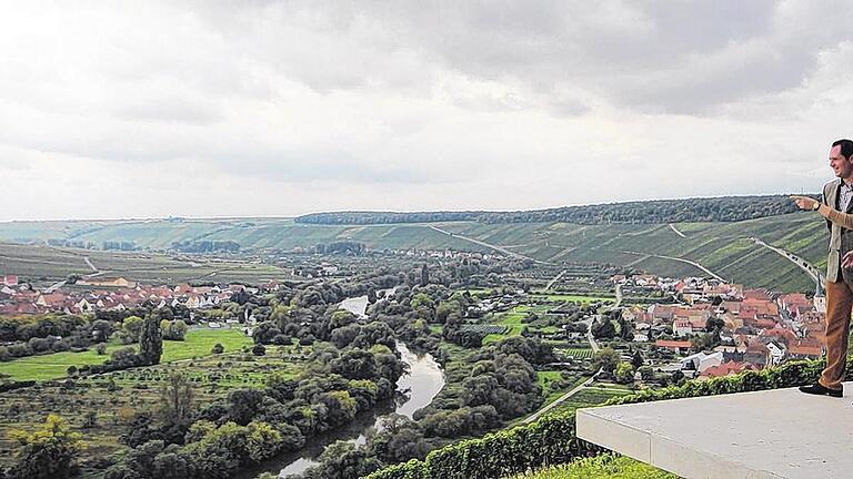Was für eine Aussicht von der neuen Plattform: : Christoph Tacke und seine Frau Anna-Lena sind die neuen Betreiber der Vogelsburg. Derzeit wird noch gebaut, Wiedereröffnung ist am 11. Juli. Was für eine Aussicht von der neuen Plattform: : Christoph Tacke und seine Frau Anna-Lena sind die neuen Betreiber der Vogelsburg. Derzeit wird noch gebaut, Wiedereröffnung ist am 11. Juli.