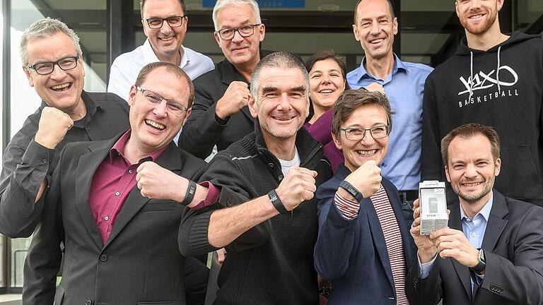 Ein Teil des Main-Post-Teams, das gegen die Baskets antritt – mit (von links) Geschäftsführer David Brandstätter, Bernd Riedel (Finanzen), Matthias Faller (Mediaverkauf), Peter Tischler (Digitale Medien), der Redaktionsleiter Würzburg Andreas Jungbauer, Controlling-Leiterin Manuela Göbel, Regina Krömer (Journalistische Büroleitung der Chefredaktion), Technik-Chef Andreas Kunzemann, Logistik-Chef Alexander Brümmer und (rechts oben) Baskets-Profi Brendan Lane. THOMAS OBERMEIER Ein Teil des Main-Post-Teams, das gegen die Baskets antritt – mit (von links) Geschäftsführer David Brandstätter, Bernd Riedel (Finanzen), Matthias Faller (Mediaverkauf), Peter Tischler (Digitale Medien), der Redaktionsleiter Würzburg Andreas Jungbauer, Controlling-Leiterin Manuela Göbel, Regina Krömer (Journalistische Büroleitung der Chefredaktion), Technik-Chef Andreas Kunzemann, Logistik-Chef Alexander Brümmer und (rechts oben) Baskets-Profi Brendan Lane. THOMAS OBERMEIER