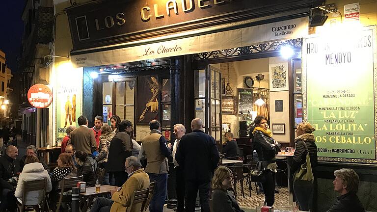 In den Bars von Sevilla treffen sich Einheimische und Touristen.