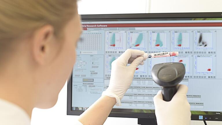 'Netzwerk Hoffnung': Eine Mitarbeiterin analysiert eine Probe aus einem Stammzellkonzentrat. 'Netzwerk Hoffnung': Eine Mitarbeiterin analysiert eine Probe aus einem Stammzellkonzentrat.