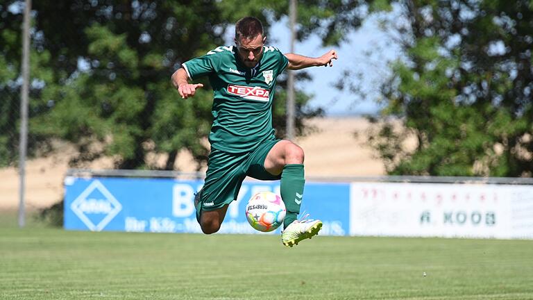 Routinier Manuel Leicht (Archivbild) traf per Foulelfmeter zum 1:0 für den TSV Großbardorf II gegen den SV-DJK Oberschwarzach. Am Ende ging die Partie noch mit 2:4 verloren. Routinier Manuel Leicht (Archivbild) traf per Foulelfmeter zum 1:0 für den TSV Großbardorf II gegen den SV-DJK Oberschwarzach. Am Ende ging die Partie noch mit 2:4 verloren.