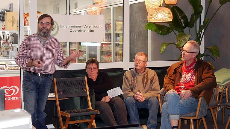 Gottfried Röll (links) bei seinem Vortrag über den „Garten der Zukunft“ bei der Eigenheimer-Vereinigung Obereisenheim. Unter den aufmerksamen Zuhörenden ist auch der Vereinsvorsitzende Heinz Riegler (3. von links).
