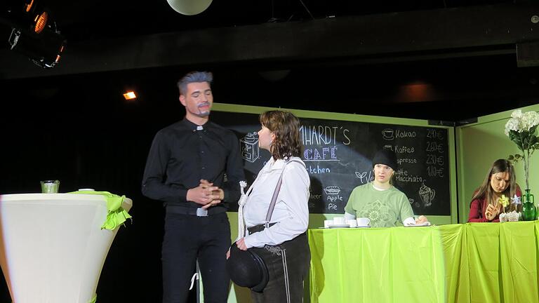Im Café wird über die Annahme des Geldes debattiert.       -  Im Café wird über die Annahme des Geldes debattiert.