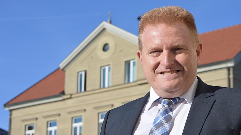 Bürgermeister Matthias Klement vor dem Maßbacher Rathaus.