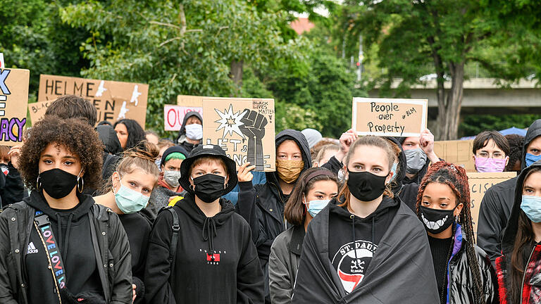 Demo 'Gegen Polizeigewalt und jede Form von Rassismus' auf den Mainwiesen in Würzburg. Verschiedene Organisationen haben zu dieser Kundgebung anlässlich der rassistischen Vorkommnisse in den USA aufgerufen.