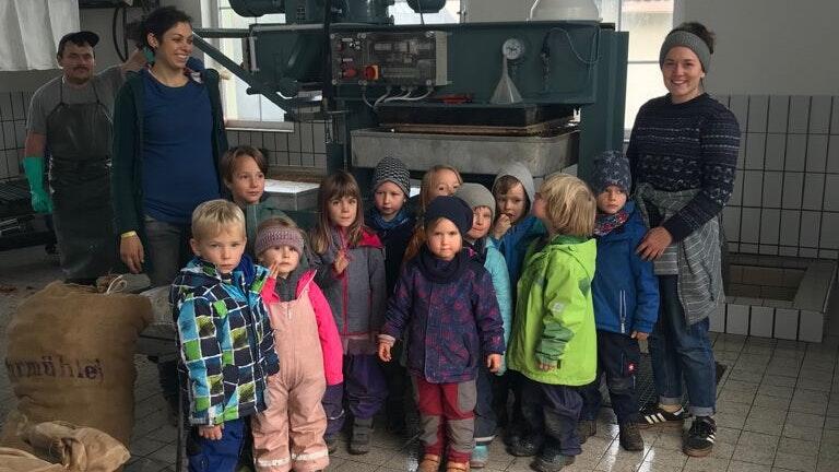 Der Waldkindergarten Dertingen war zu Besuch im Kelterhaus des Obst- und Gartenbauvereines Remlingen.&nbsp;