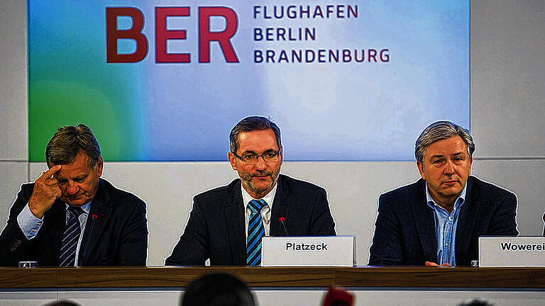 Alle Freiheiten: Hartmut Mehdorn (v. l. n. r), Matthias Platzeck und Klaus Wowereit (beide SPD) bei einer Pressekonferenz am Montag auf dem Hauptstadtflughafen BER in Schönefeld.