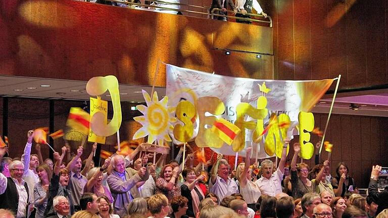 Optimistisch: Die Fans der späteren Siegerin Josefine Schlumberger bei der Begrüßung in Neustadt an der Weinstraße.