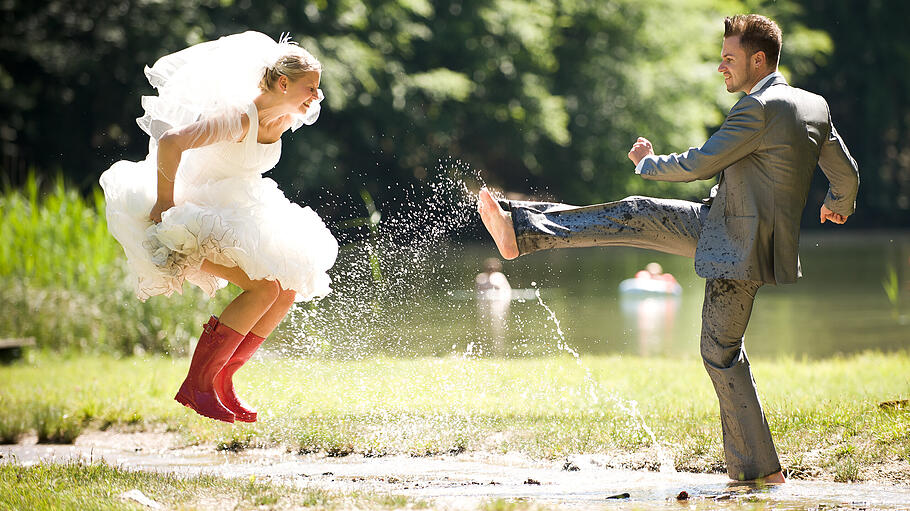 Trash the Dress       -  Ein 'Trash the Dress'-Shooting im Schlamm können Brautpaare beispielsweise am Mainufer verwirklichen.