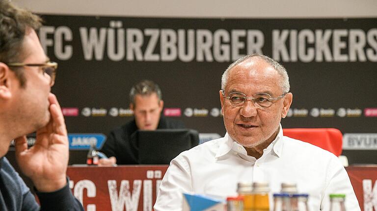 Große Ziele: Felix Magath beim Gespräch im Presseraum der Flyeralarm Arena mit Main-Post-Redakteur Frank Kranewitter.