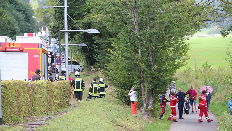 Feuerwehr, Polizei, Rettungsdienst und Wasserwacht waren am Freitag gegen 16.30 Uhr am Saale-Ufer bei einem Einsatz zugegen. Zwei Menschen waren dort im Wasser.  Foto: Johannes Schlereth       -  Feuerwehr, Polizei, Rettungsdienst und Wasserwacht waren am Freitag gegen 16.30 Uhr am Saale-Ufer bei einem Einsatz zugegen. Zwei Menschen waren dort im Wasser.  Foto: Johannes Schlereth