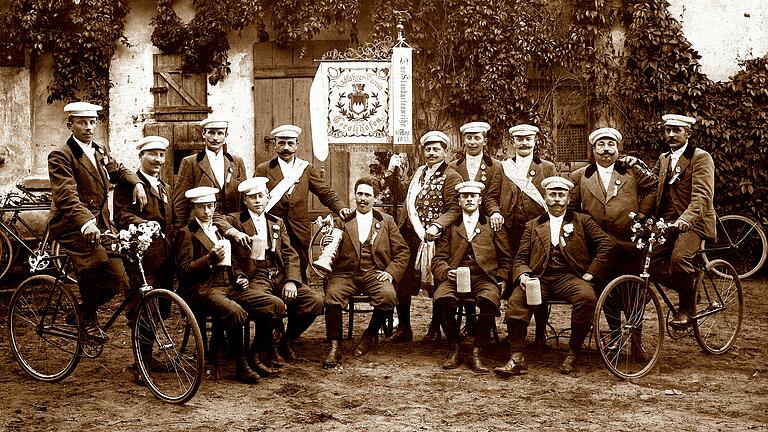 Dieses anlässlich der Fahnenweihe 1903 aufgenommene Bild zeigt die Korso-Mannschaft des Radfahrer-Vereins Gerolzhofen (heute Motorsportvereinigung). Darauf zu sehen sind auch die jüdischen Mitglieder des Teams (vorne sitzend von links) Isaak Klein, Louis Lichtenauer und Willy Brodmann (vorne sitzend, Vierter von links).