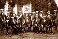 Dieses anlässlich der Fahnenweihe 1903 aufgenommene Bild zeigt die Korso-Mannschaft des Radfahrer-Vereins Gerolzhofen (heute Motorsportvereinigung). Darauf zu sehen sind auch die jüdischen Mitglieder des Teams (vorne sitzend von links) Isaak Klein, Louis Lichtenauer und Willy Brodmann (vorne sitzend, Vierter von links).