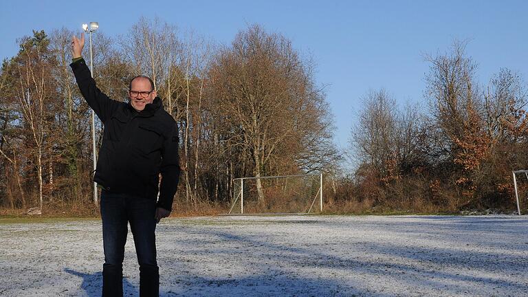 Zum Fototermin mit Thomas Tiedemann, dem Vorsitzenden des FC Untererthal, genügte der passende Winkel der Sonne, um das Flutlicht auf dem Sportplatz „Am Stäbruch“ zum Leuchten zu bringen.       -  Zum Fototermin mit Thomas Tiedemann, dem Vorsitzenden des FC Untererthal, genügte der passende Winkel der Sonne, um das Flutlicht auf dem Sportplatz „Am Stäbruch“ zum Leuchten zu bringen.