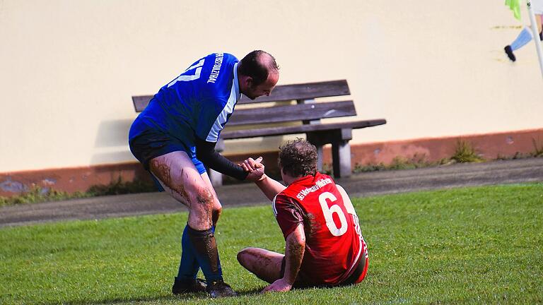 Rhöner Fußball-Nachlese       -  Faire Geste mit Florian Hahn von der SG Euerdorf/Sulzthal II/Ramsthal II (links) und David Neuland von der SG Diebach/Windheim.