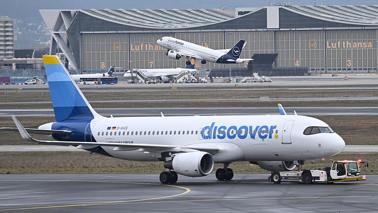 Flugzeug der Lufthansa-Tochter Discover       -  Der mit Verdi abgeschlossene Tarifvertrag bei der Lufthansa-Tochter Discover empört andere Gewerkschaften. (Archivbild)