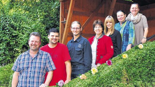 Wässernachstadl Wülflingen spielt &bdquo;Fast wie früher&ldquo;       -  (ger)   &bdquo;Wellness-Oase oder Touristenhochburg?&ldquo;, diese Frage stellt sich im Stück &bdquo;Fast wie früher&ldquo; von Bernd Gombold, das die Laien-Theatergruppe &bdquo;Wässernachstadl Wülflingen&ldquo; in diesem Jahr zum Besten gibt. Der Bauernhof des Landwirtsehepaars Sabine und Anton (Andrea Scheller und Dominik Eckart) steht kurz vor dem Ruin. Was sollen sie also tun? Ferien auf dem Bauernhof anbieten, neues Milchvieh einstellen oder den ganzen Hof zum Touristentempel umbauen? Doch woher das Geld für die hochfliegenden Pläne nehmen? Da kommt ein windiger Immobilienmakler (Stefan Lang) gerade recht. Oder kann und will einer der Verehrer von Tochter Jacqueline (Judith Wagenhäuser) etwas zum Erhalt des Hofes beitragen? Wenn nur nicht die Oma (Margot Kalmbach) mit ihrer Schwerhörigkeit immer alles durcheinander bringen würde&hellip; Mehr soll hier noch nicht verraten werden. Die Vorbereitungen des Wässernachstadl, auf dessen Bühne auch Carola Wagenhäuser, Jochen Glöckner und Daniel Burger auftreten werden, laufen derzeit auf Hochtouren. Die  aufwändige Bühnengestaltung befindet sich schon im Bau und alle Mitspieler fiebern den Vorstellungen entgegen. Gespielt wird am Freitag, 14. November, Samstag, 15. November, Sonntag, 16. November, Freitag, 21. November und Samstag, 22. November. Die Vorstellungen an den Freitagen und Samstagen beginnen jeweils um 19.30 Uhr, die Vorstellung am Sonntag beginnt bereits um 19 Uhr. Karten im Vorverkauf sind bei Ringer&rsquo;s Haarparadies in Wülflingen am Samstag, 11. Oktober, von 15 bis 18 Uhr und am Sonntag, 12. Oktober, von 9 bis 12 Uhr erhältlich. Telefonische Vorbestellungen sind täglich von 13 bis 16 Uhr unter  0178 45411217 möglich.