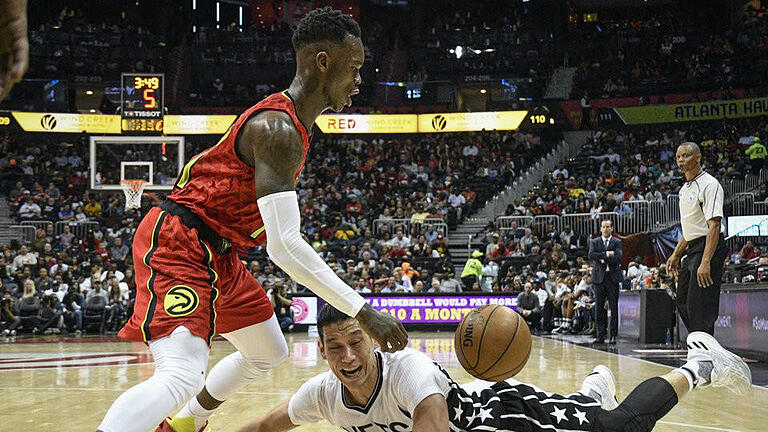 Krise       -  Dennis Schröder (l.) kassiert mit den Atlanta Hawks die siebte Niederlage in Serie. Foto: John Amis