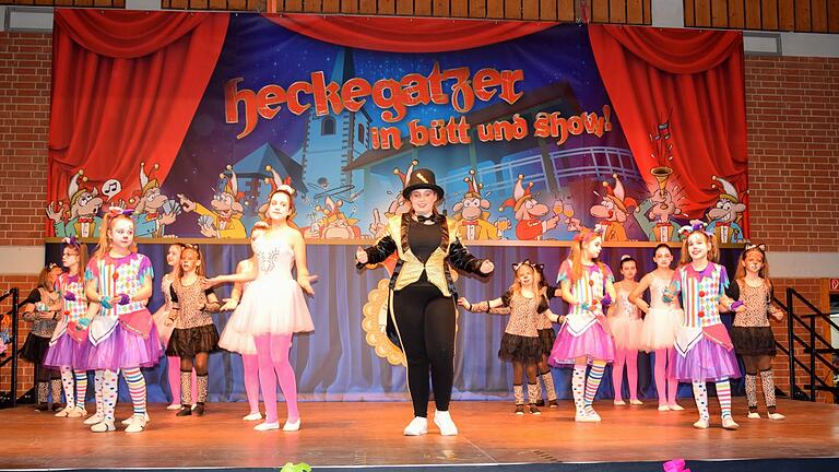 Als Zirkusdirektorin hat Bianca Rieß ihre Mühe, in &quot;Zirkus - Manege frei!&quot; der &quot;Dancing Kids 2&quot; beim närrischen Bunten Abend in der Waldsassenhalle Wiesenfeld Seiltänzerinnen, Clowns, Leoparden und Löwen im Zaum zu halten.