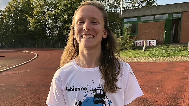 Ihr geht es augenscheinlich gut in ihrem Leben nach dem Leistungssport: Fabienne Engels (ehemals Kohlmann) beim Besuch ihrer früheren Leichtathletik-Trainingsgruppe in Karlstadt.