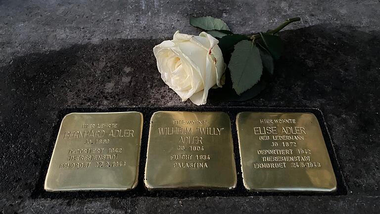 In Schweinfurt in der Siebenbrückleinsgasse 14 wurden die ersten Stolpersteine gelegt. Sie sollen an Bernhard und Elise und ihren Sohn Wilhelm Adler erinnern.