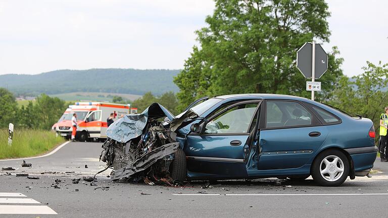 Am 21. Mai 2023 verlor ein 23-jähriger Autofahrer auf der B 22 an der Siegendorfer Kreuzung sein Leben. Der Fahrer eines Autos (im Bild) hatte ihm während des Abbiegens die Vorfahrt genommen. Insgesamt sieben Menschen wurden verletzt, darunter mehrere Kinder.