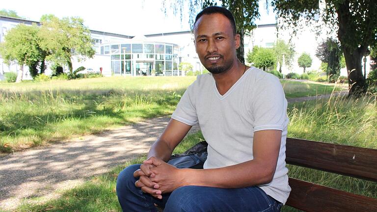 Regassa Shiferaw arbeitete während seiner Ausbildung als Krankenpflegehelfer in der Capio Franz von Prümmer Klinik. Foto: Julia Raab - Regassa Shiferaw arbeitete während seiner Ausbildung als Krankenpflegehelfer in der Capio Franz von Prümmer Klinik. Foto: Julia Raab Regassa Shiferaw arbeitete während seiner Ausbildung als Krankenpflegehelfer in der Capio Franz von Prümmer Klinik. Foto: Julia Raab - Regassa Shiferaw arbeitete während seiner Ausbildung als Krankenpflegehelfer in der Capio Franz von Prümmer Klinik. Foto: Julia Raab