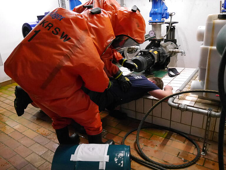 Übungsszenario: Ein Fass voller Schwefelsäure ist aufgeplatzt und ein Arbeiter in den hochgiftigen Dämpfen kollabiert. Ein CSA-Team bringt den Mann vom Keller ins Freie. Übungsszenario: Ein Fass voller Schwefelsäure ist aufgeplatzt und ein Arbeiter in den hochgiftigen Dämpfen kollabiert. Ein CSA-Team bringt den Mann vom Keller ins Freie.